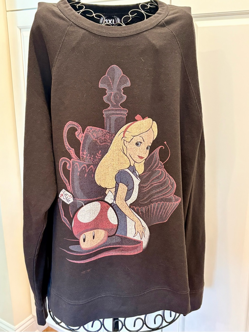 Women’s Black Graphic Crewneck Sweatshirt with Character Print Alice